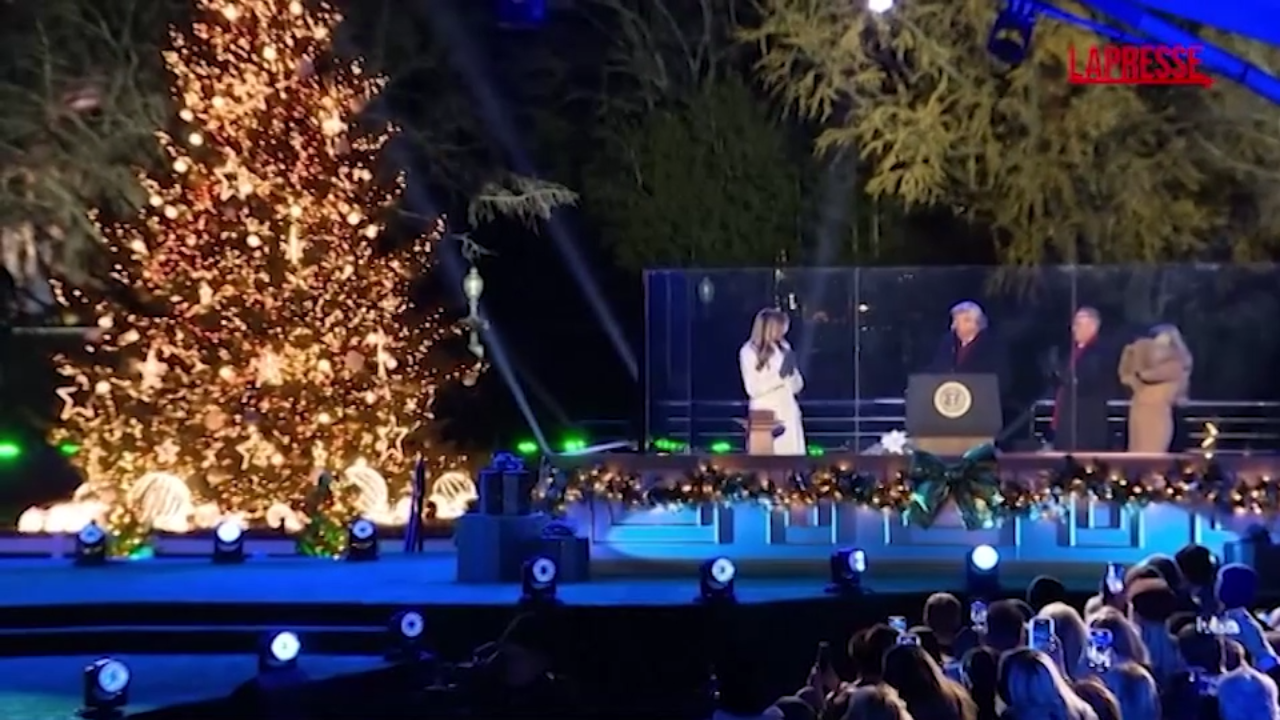 natale trump e melania accendono l albero della casa bianca