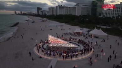 A Miami la spettacolare "Library of Us", gigantesca libreria che ruota davanti all'Oceano
