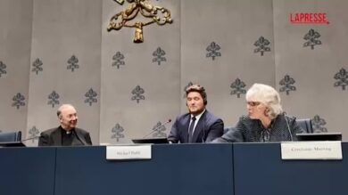 Vaticano, Michael Bublé improvvisa l'Ave Maria di Schubert in sala stampa