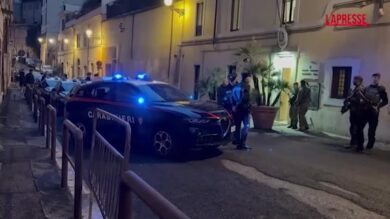 Roma, blitz dei carabinieri contro il clan Senese: i militari in azione