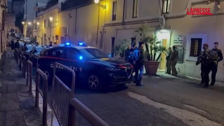 Roma, blitz dei carabinieri contro il clan Senese: i militari in azione