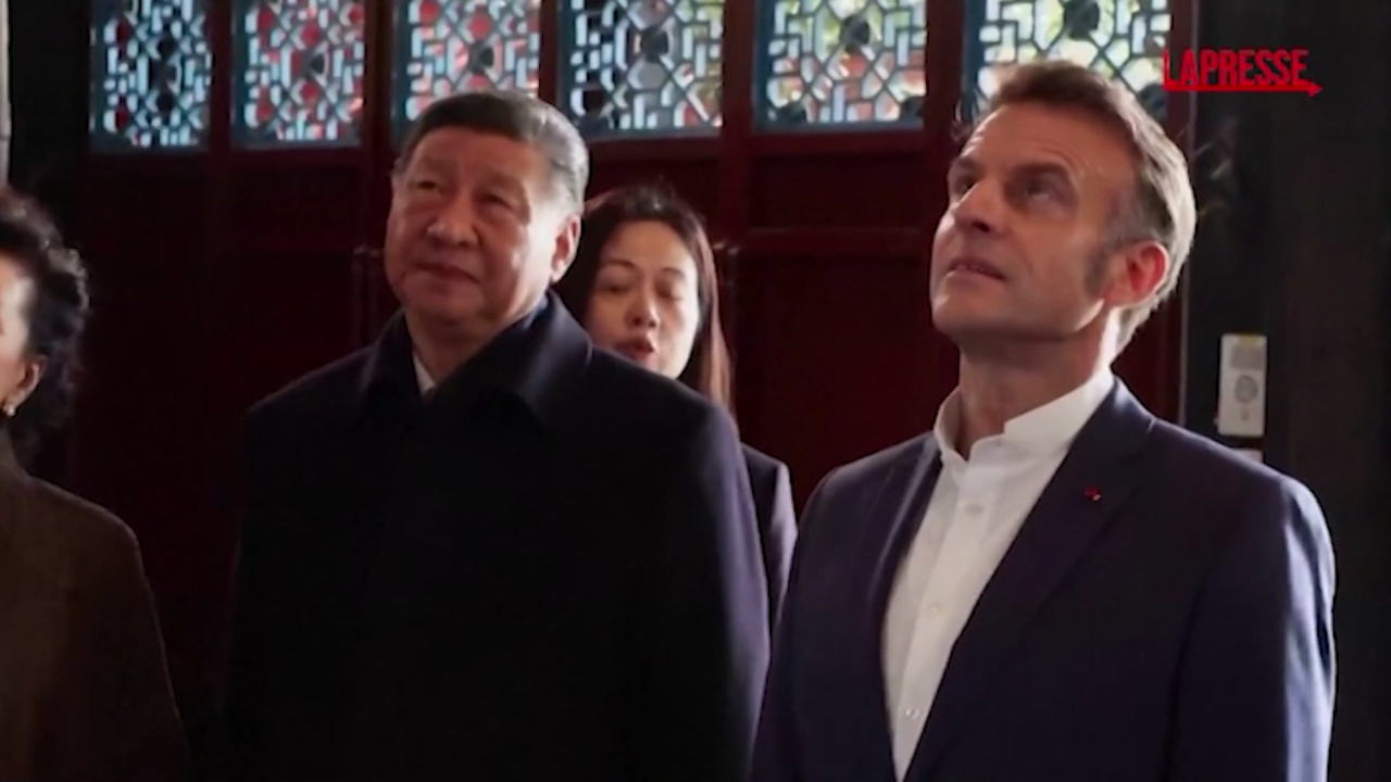 macron in cina xi mostra al presidente francese il dujiangyan un antico sistema di irrigrazione