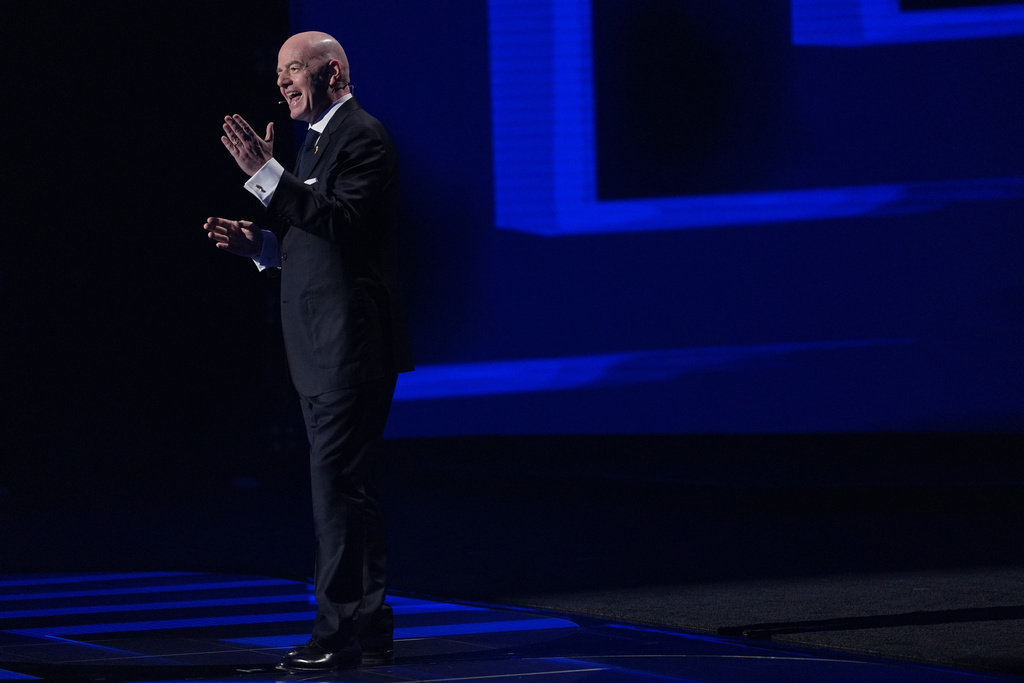 Gianni Infantino sul palco del sorteggio del Mondiale 2026 (foto AP/Jacquelyn Martin)