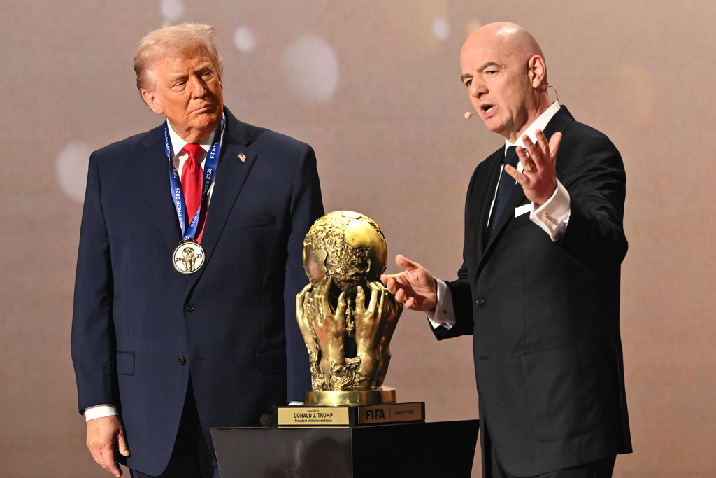 Gianni Infantino consegna a Donald Trump il Fifa Peace Prize alla cerimonia di sorteggio dei Mondiali 2026 (foto LaPresse/Mandel Ngan)