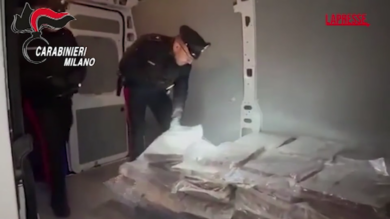 Milano, trovati con 480 kg di hashish in un furgone: i carabinieri arrestano 3 persone