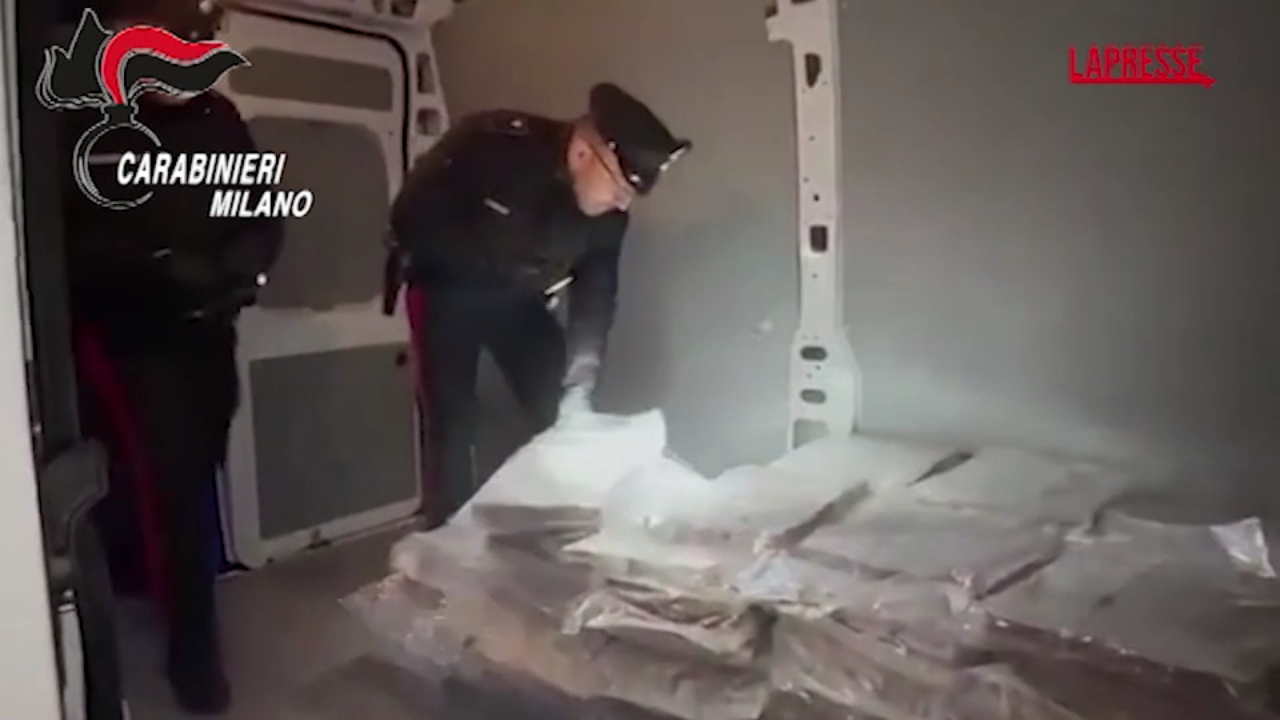 milano trovati con 480 kg di hashish in un furgone i carabinieri arrestano 3 persone