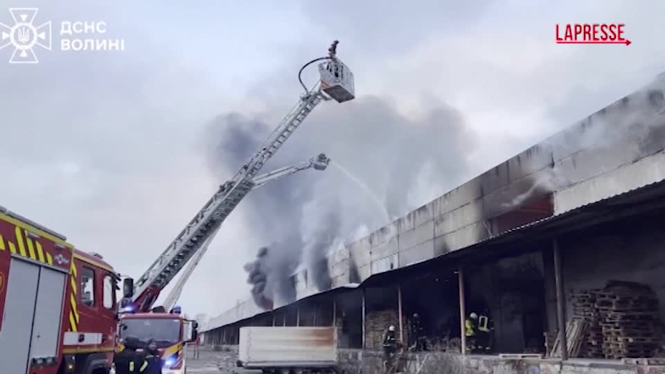 Ucraina, raid russo su Lutsk: in fiamme un grande magazzino Ucraina, raid russo su Lutsk: in fiamme un grande magazzino