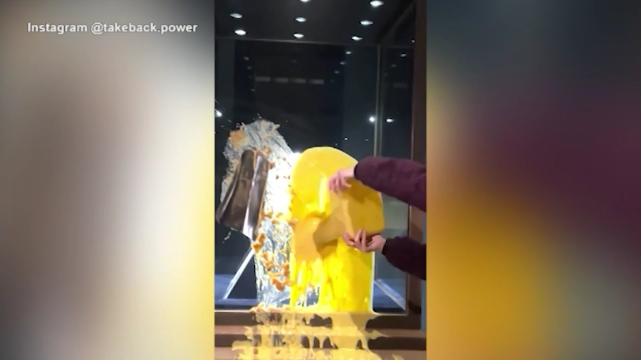 londra crumble e crema pasticcera contro i gioielli della corona il video sui social da Lapresse.it londra crumble e crema pasticcera contro i gioielli della corona il video sui social