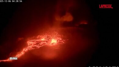 Hawaii, le fontane di lava del vulcano Kilauea illuminano il cielo