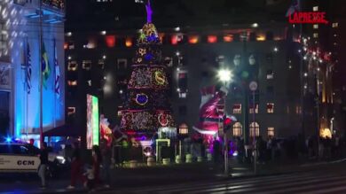 Brasile, il centro di San Paolo si illumina per Natale: cittadini e turisti a bocca aperta