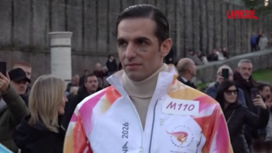 Milano-Cortina 2026, Achille Lauro tedoforo davanti al Colosseo