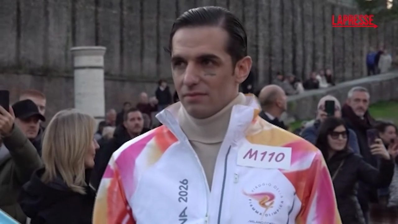 Milano Cortina 2026, Achille Lauro tedoforo davanti al Colosseo Milano Cortina 2026, Achille Lauro tedoforo davanti al Colosseo