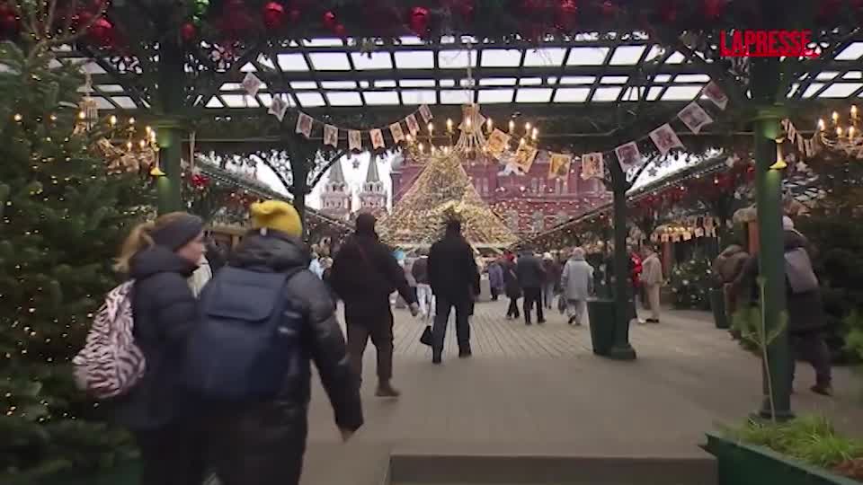Mosca si prepara per Capodanno: mercatini, piste di pattinaggio e decorazioni Mosca si prepara per Capodanno: mercatini, piste di pattinaggio e decorazioni