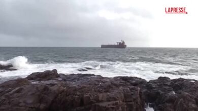 Ucraina, petroliera russa colpita e bloccata nel Mar Nero