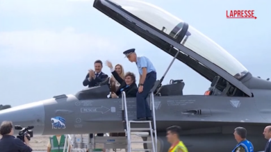 Argentina, Milei sale a bordo dei nuovi caccia F-16 dell'aviazione