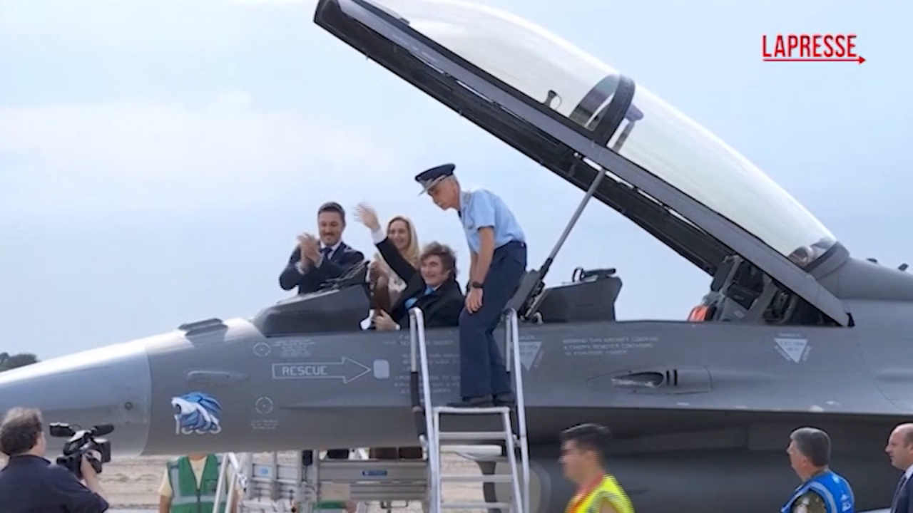 Argentina, Milei sale a bordo dei nuovi caccia F 16 dell