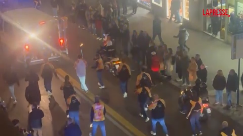 Milano-Cortina 2026, la fiaccola olimpica passa davanti alla sede di LaPresse a Roma