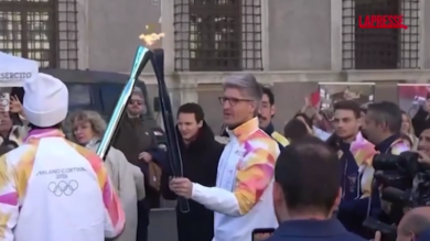 Milano-Cortina 2026: il 'torch kiss' davanti all'Ambasciata di Francia