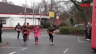 Germania, in centinaia alla 'Ugly Christmas Run': le immagini della corsa