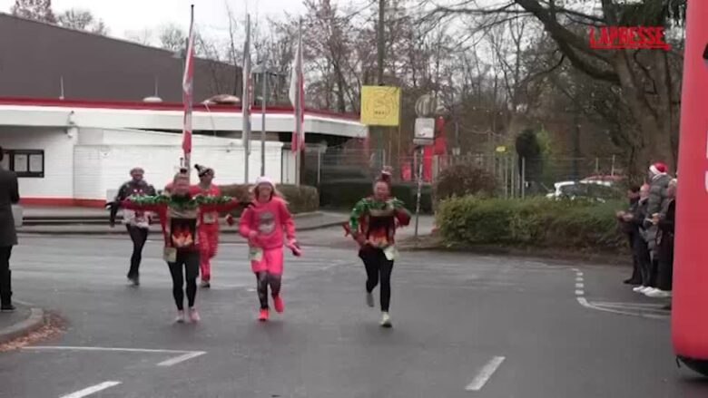 Germania, in centinaia alla 'Ugly Christmas Run': le immagini della corsa