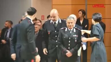 Ambrogino d'Oro 2025, il capogruppo dei Verdi alla premiazione con la maglietta di Ramy Elgaml