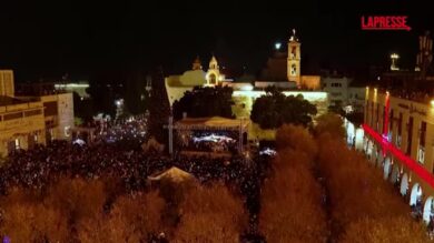 Betlemme accende l’albero di Natale a Manger Square dopo due anni di stop