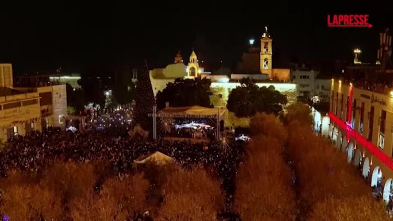 Betlemme accende l’albero di Natale a Manger Square dopo due anni di stop