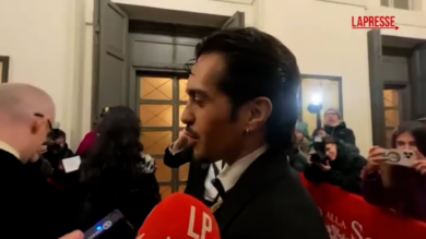 Prima della Scala, l'arrivo di Mahmood: "È la mia prima volta, sono felice"