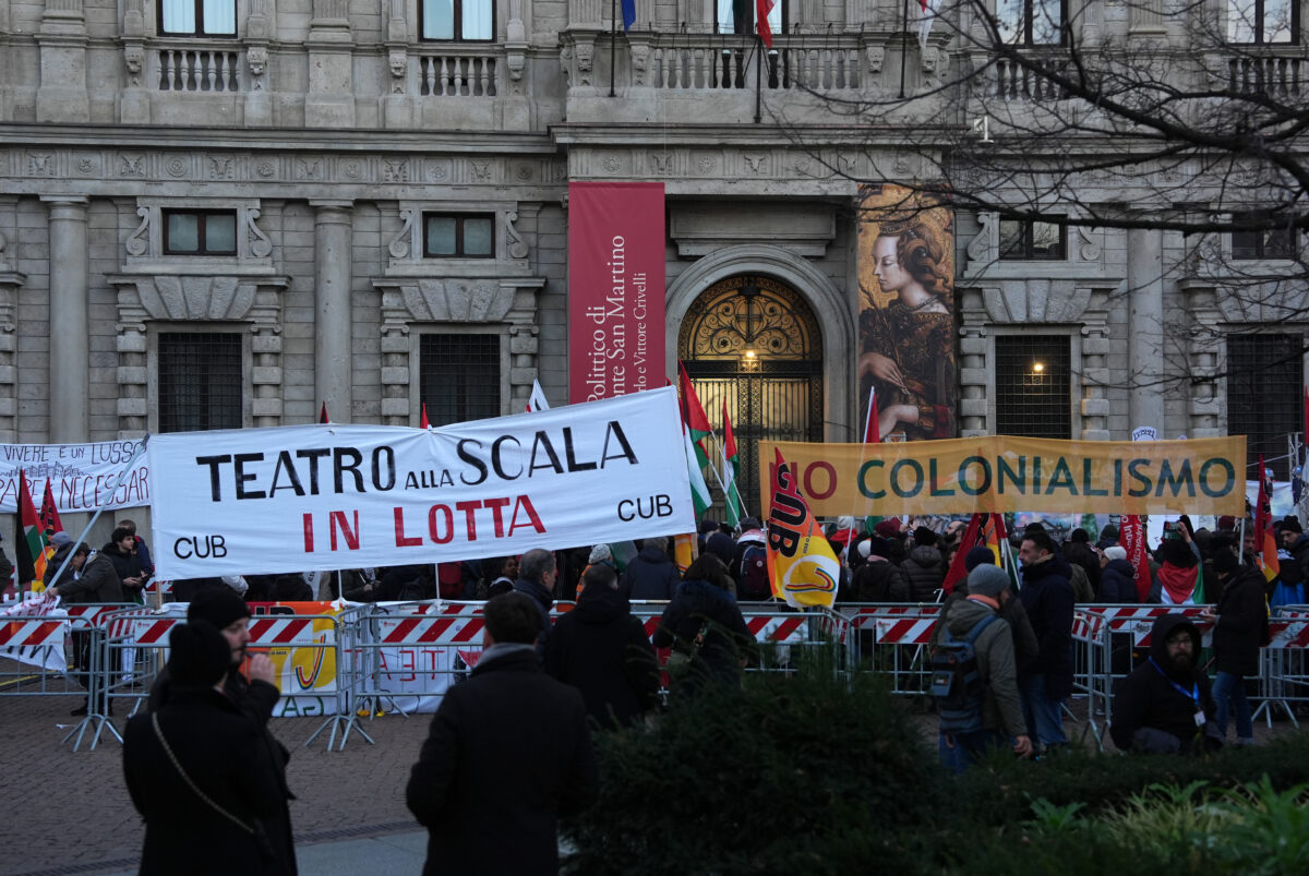Scala, la sera della Prima: proteste di lavoratori spettacolo e pro Pal, applausi per Liliana Segre Scala, la sera della Prima: proteste di lavoratori spettacolo e pro Pal, applausi per Liliana Segre