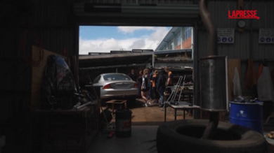 Australia, studenti Indigeni trasformano auto danneggiate in spa e saune