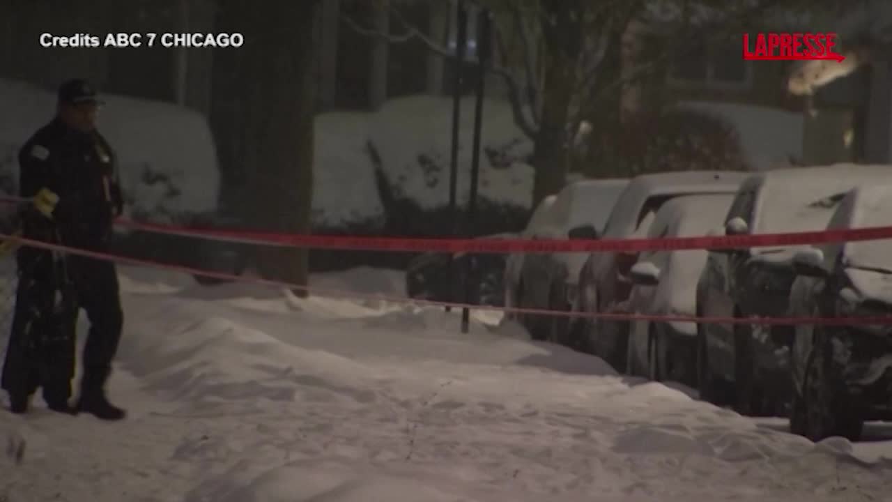 Chicago, sparatoria nel centro abitato: ci sono feriti, tra cui un agente Chicago, sparatoria nel centro abitato: ci sono feriti, tra cui un agente