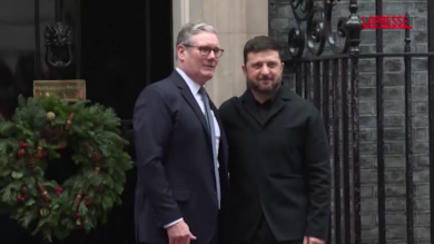 Ucraina, Zelensky arriva a Downing Street accolto da Starmer