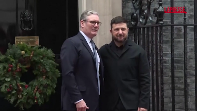 Ucraina, Zelensky arriva a Downing Street accolto da Starmer