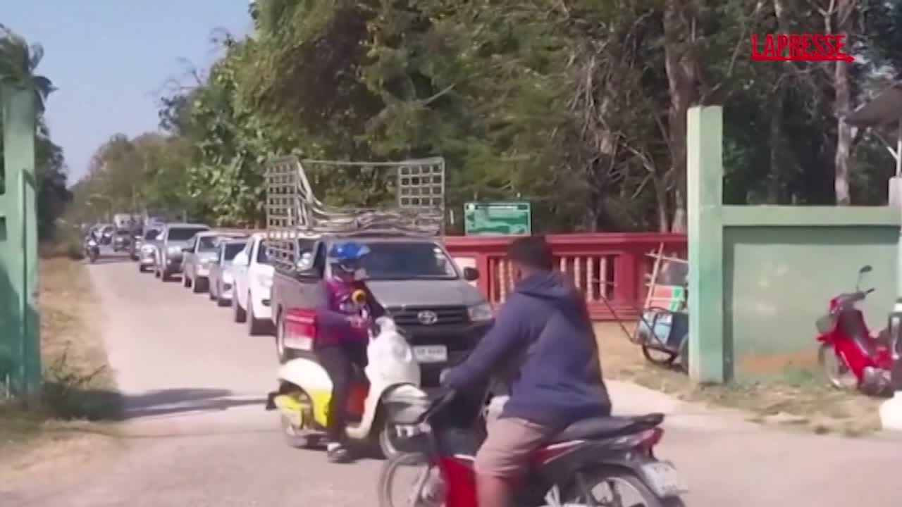 Thailandia, migliaia residenti sul confine con la Cambogia fuggono nei rifugi Thailandia, migliaia residenti sul confine con la Cambogia fuggono nei rifugi