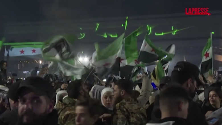 Siria, un anno dalla caduta di Assad: fuochi d'artificio nel cielo di Damasco