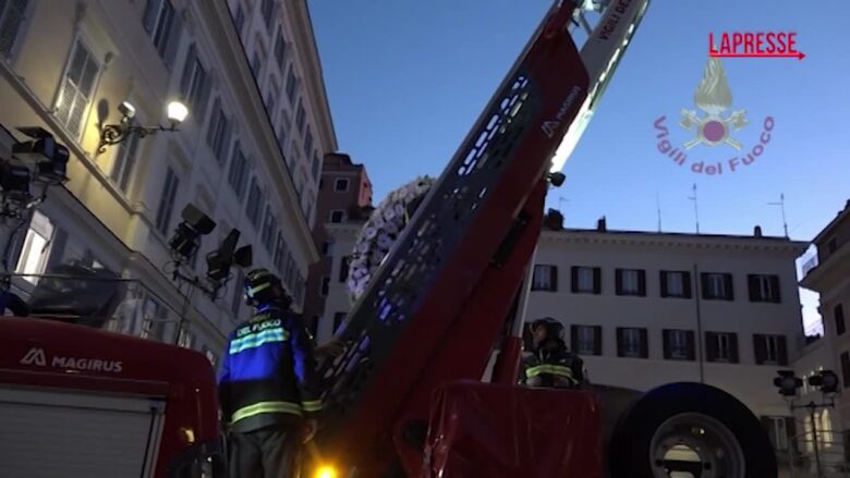 Immacolata, l'omaggio dei Vigili del Fuoco alla statua della Madonna in Piazza di Spagna