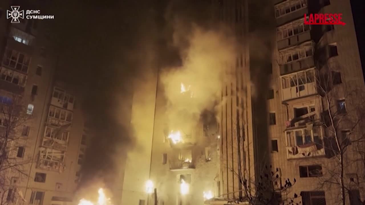 Ucraina, raid di droni russi a Sumy: i soccorsi nel condominio colpito Ucraina, raid di droni russi a Sumy: i soccorsi nel condominio colpito