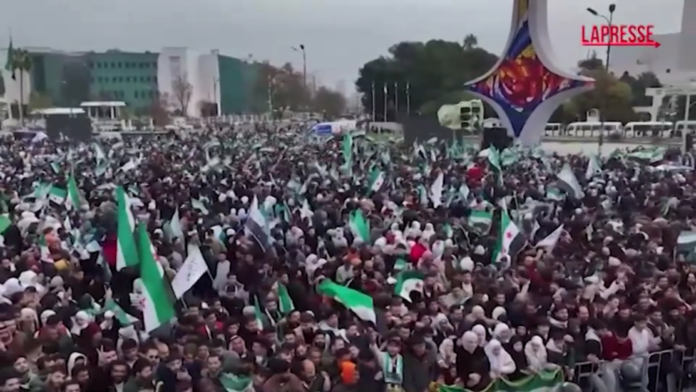 Siria, in migliaia a Damasco celebrano anniversario caduta Assad