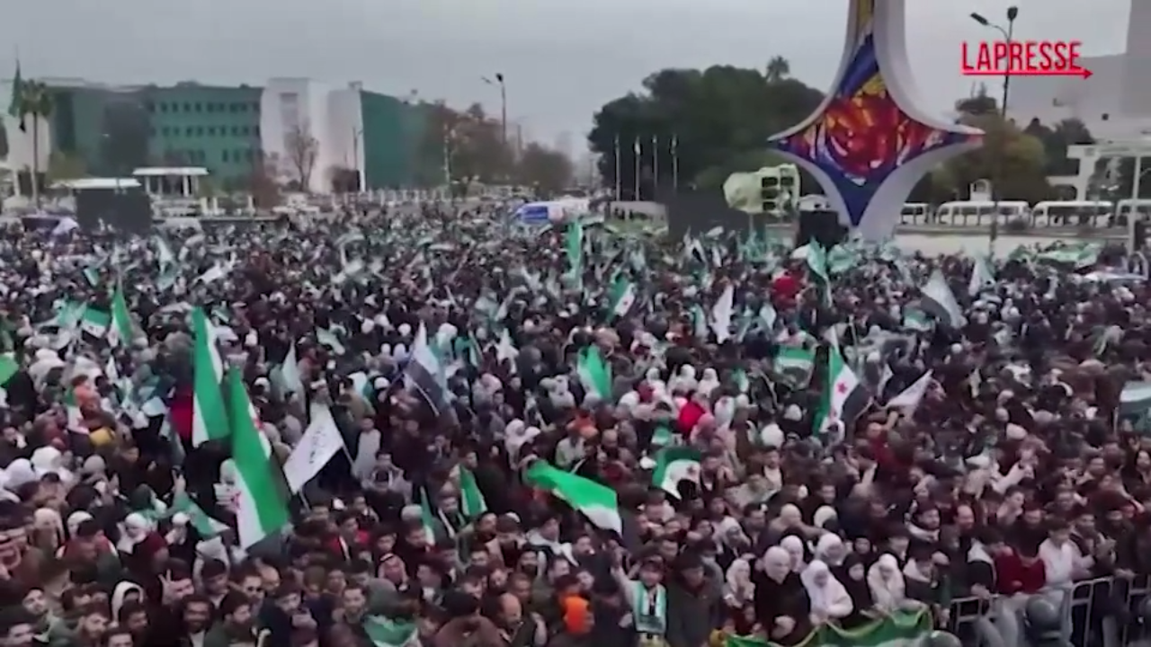 Siria, in migliaia a Damasco celebrano anniversario caduta Assad