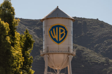 Paramount rilancia l’offerta per la Warner Bros. Discovery: Ellison garantirà 40 miliardi