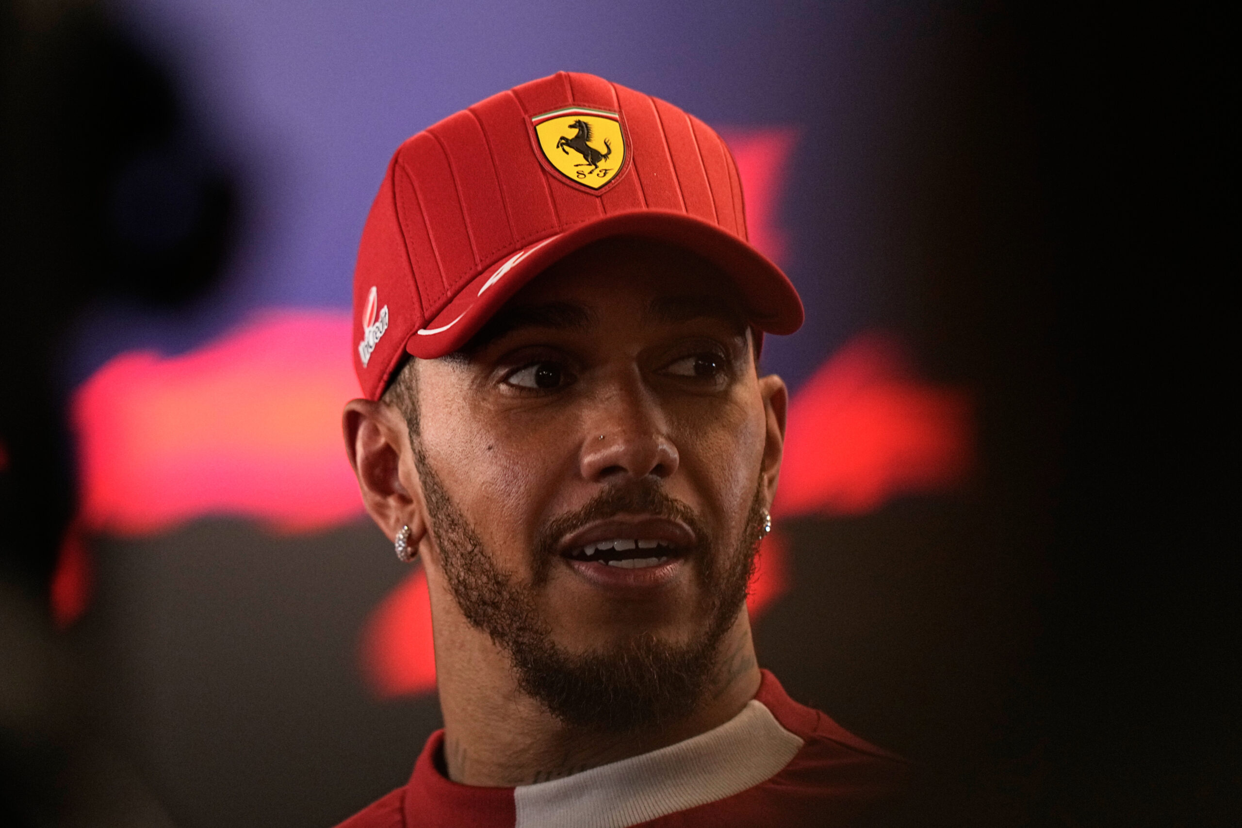Hamilton: “Ho bisogno di staccare, getterò il telefono nel cestino”