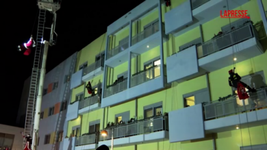 Grecia, vigili del fuoco vestiti da Babbo Natale portano regali a bambini malati