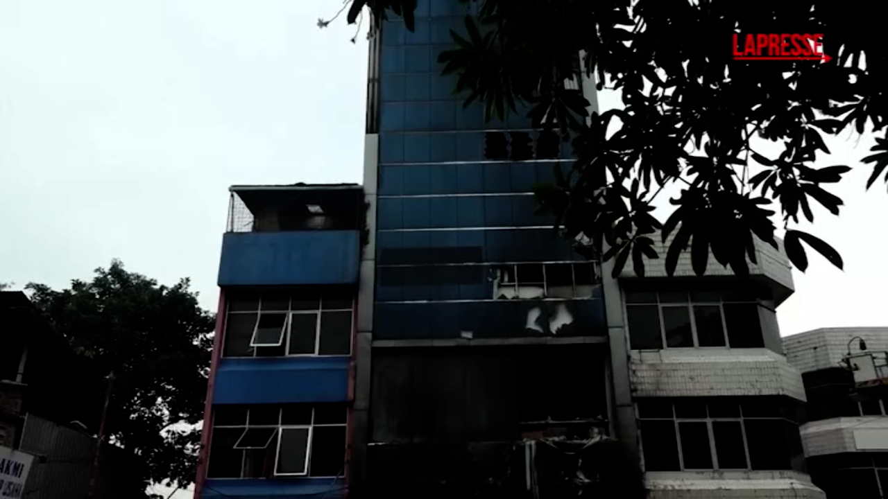 Indonesia: incendio in palazzo di uffici a Giacarta, i soccorritori in azione