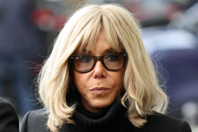 Brigitte Macron insulta femministe: “Brutte str…”. La frase parlando con un comico accusato di stupro