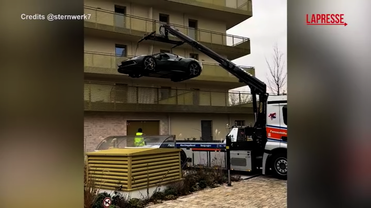 Vienna, parcheggia la Ferrari sul balcone di casa: il video virale su TikTok