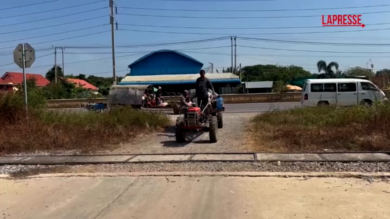 Cambogia, civili in fuga dopo attacchi Thailandia: “Siamo terrorizzati”