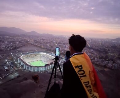 Copa Libertadores, 15enne aspirante giornalista respinto allo stadio: fa la telecronaca da una collina e diventa star di TikTok