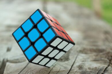 Risolve il cubo di Rubik in meno di 7 secondi: l’impresa di un ragazzo di 19 anni