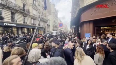 Sarkozy presenta ‘Diario di un detenuto’ a Parigi, la folla per il firmacopie