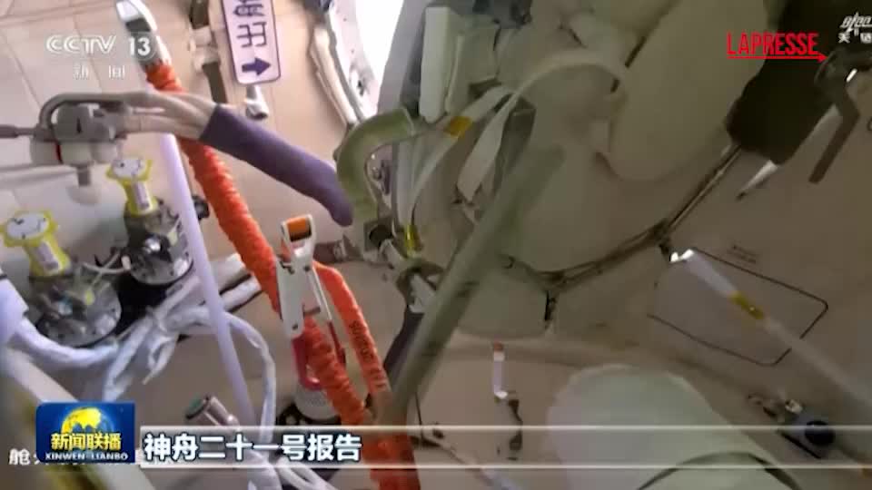 Passeggiata nello Spazio della Shenzhou 21: astronauti cinesi ispezionano la stazione Passeggiata nello Spazio della Shenzhou 21: astronauti cinesi ispezionano la stazione